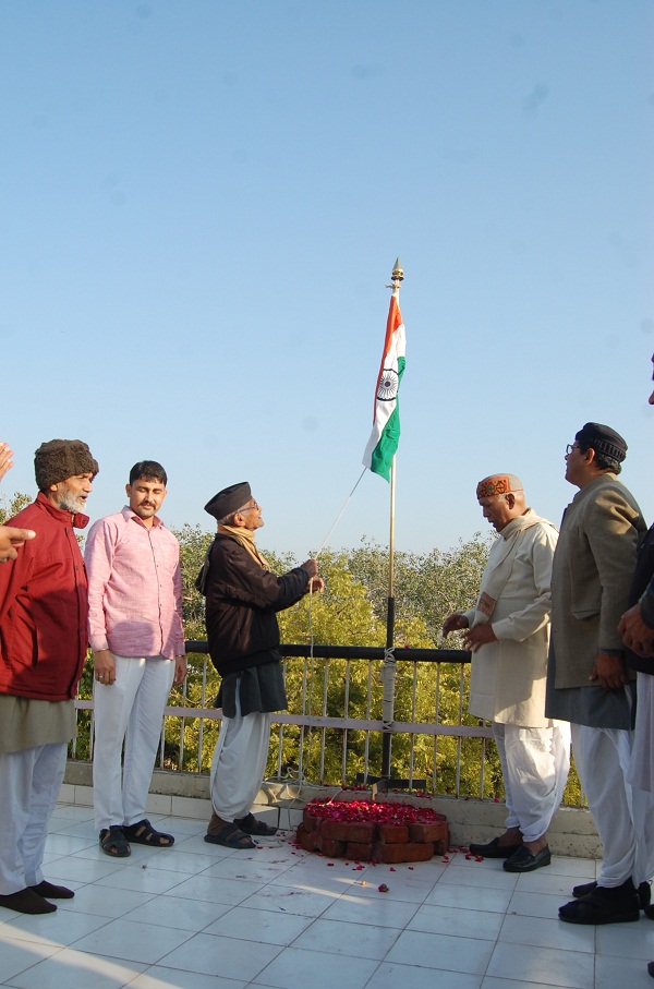 भारती भवन पर वरिष्ठ प्रचारक धनप्रकाश जी एवं अखिल भारतीय गो सेवा प्रमुख शंकरलाल जी ने राष्ट्रीय ध्वज फहराया